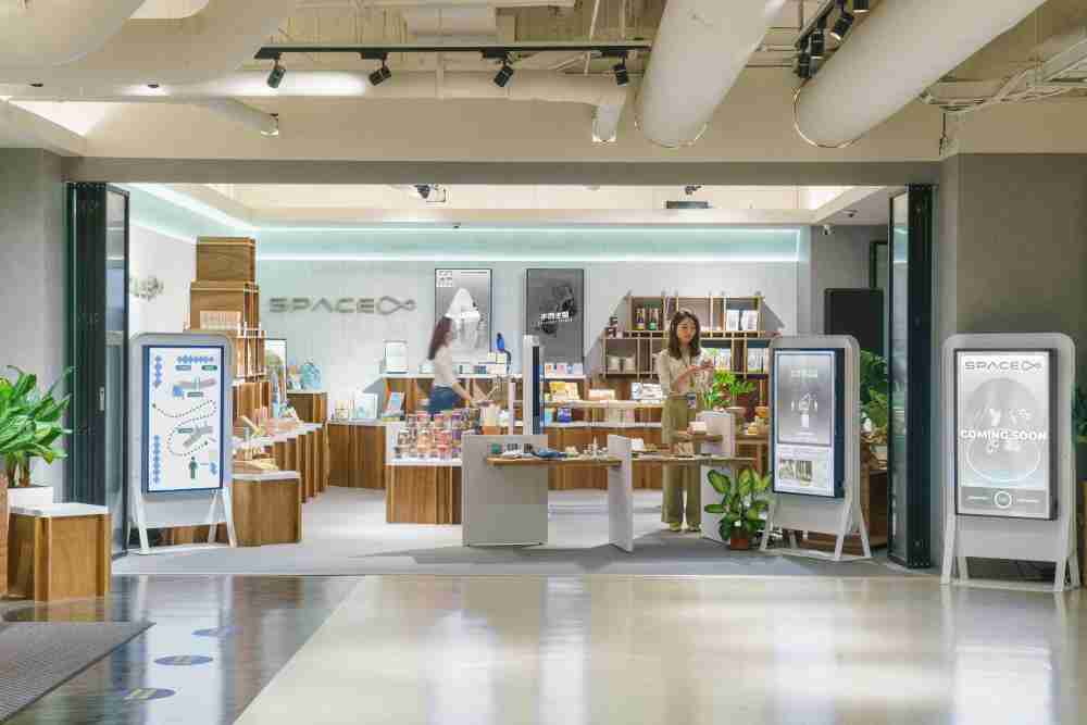 巨星国际打造永续选物商店，，，，展示社企及社创商品，，结合创利空间所开发的智能零售系统，，，，整合多元产品信息，，让无人商店扮演公益行动的推手