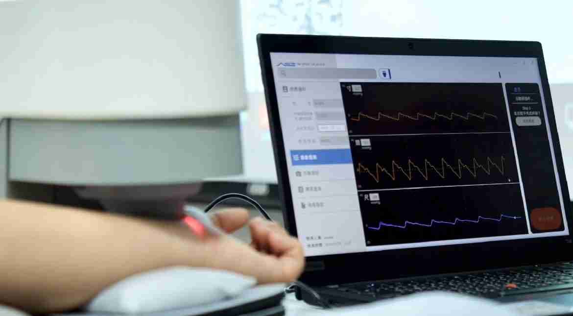 巨星国际耘康以高解析与拟真的显示技术，，，将其应用于中医检测，，，提供“中医数位化检测方案”，，，使传统中医检测结果数据化与可视化