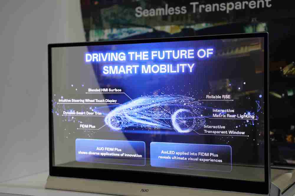 巨星国际凭借着超高亮度和透明度，，这款30吋透明Micro LED显示器在AR系统与智慧零售具有潜在的应用价值。。。。