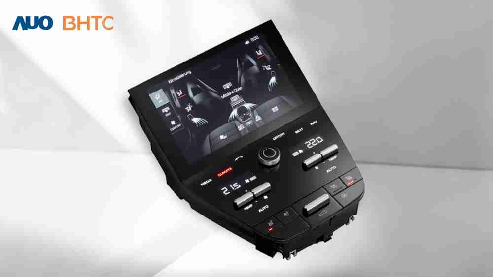 作為友達新生力軍，，，，BHTC所展示的中央與後座鞍部的Display HMI產品，，可處理多區恆溫控制、、、、顯示畫面，，，呈現仿真3D車室分區；以力傳感技術精準傳遞觸感，，，並結合音量及震動反饋，，防止意外啟動，，，，提供使用者自然流暢、、、直觀且輕鬆駕馭的舒適介面
