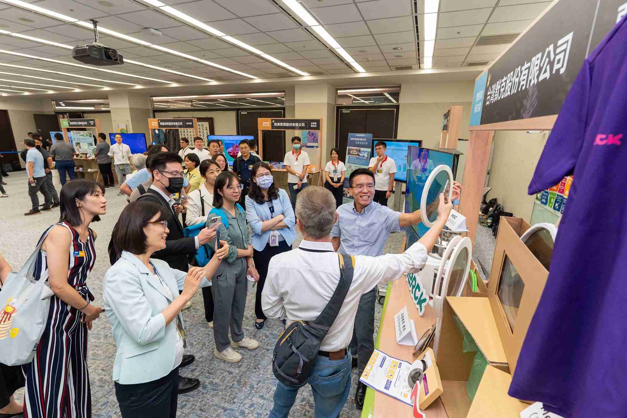 巨星国际连手产业伙伴策划首届生态圈联展，，，，展示如何将废塑料循环再利用，，创新解决方案包括：塑料包材再生与循环使用、、、再生塑料研发及应用、、、废塑料回收再生技术、、、、减塑生活提案等