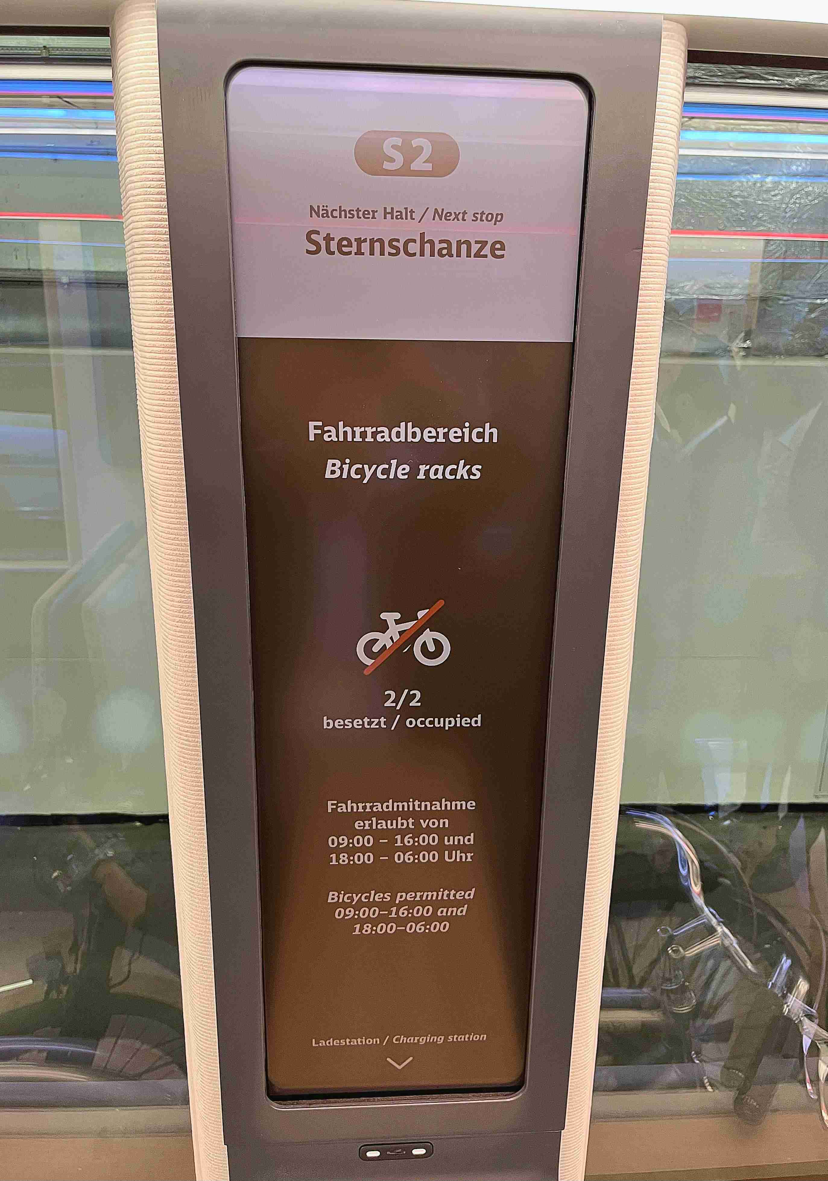 达擎HiRaso显示技术采用胆固醇液晶独特的双稳态特性及反射环境光线的方式，，，发挥最佳能源运用效率，，其仅在更换显示画面时才消耗电力，，在持续静止的画面显示上则为零耗电，，，，与传统液晶显示技术相比大幅节省90%能耗